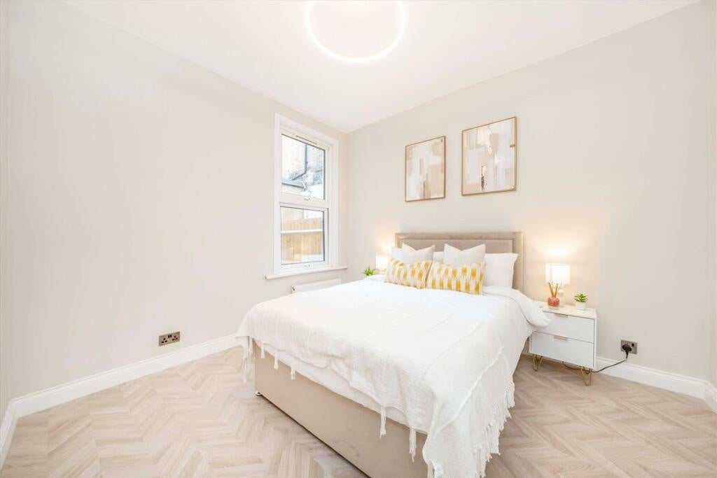 Flat Murray Road in Greater London