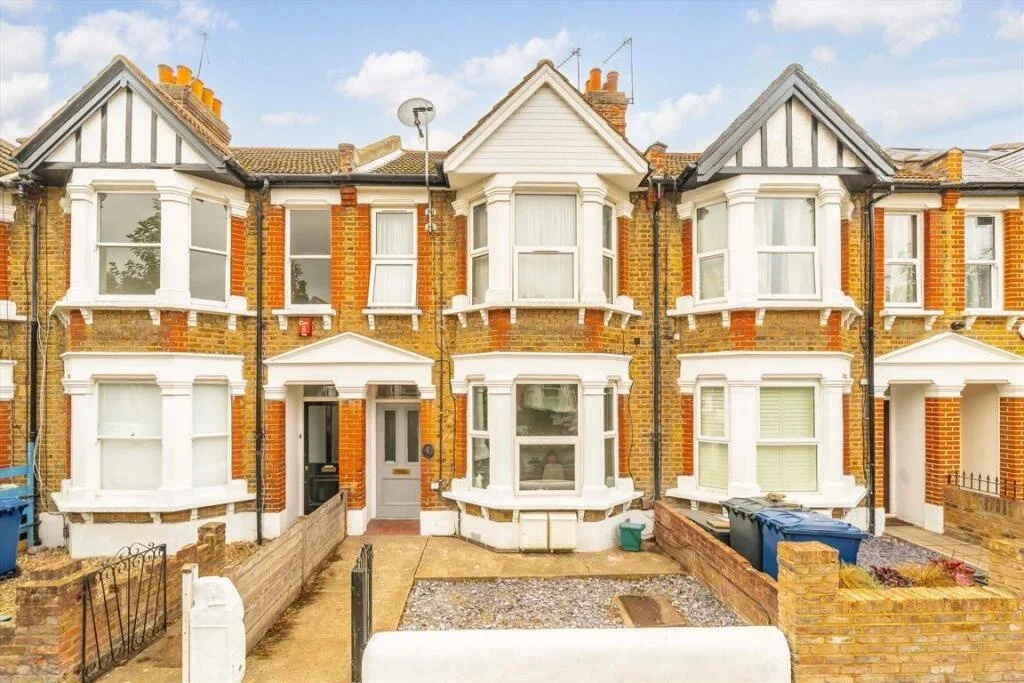 Flat Murray Road in Greater London