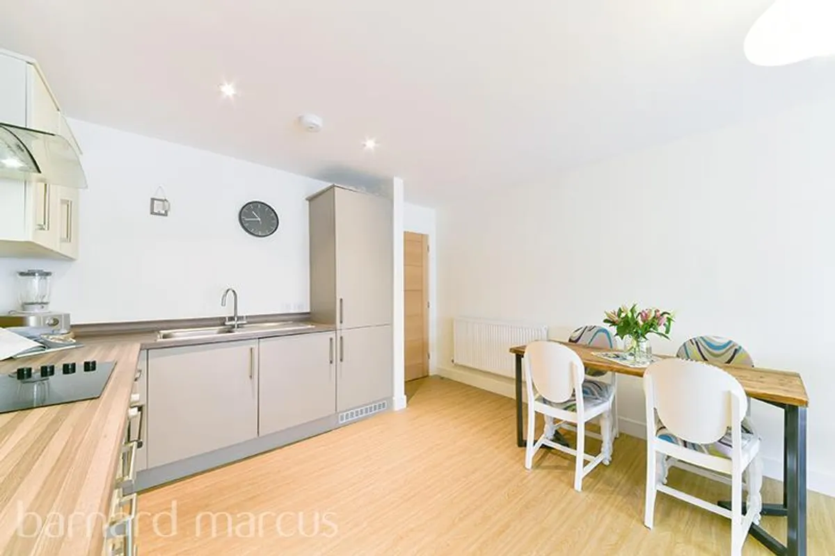 Flat Wimbledon Park Road in Greater London