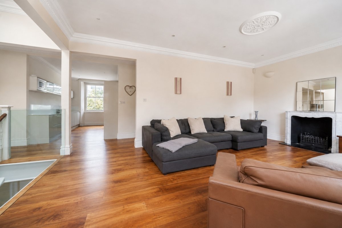 Flat Linden Gardens in Greater London
