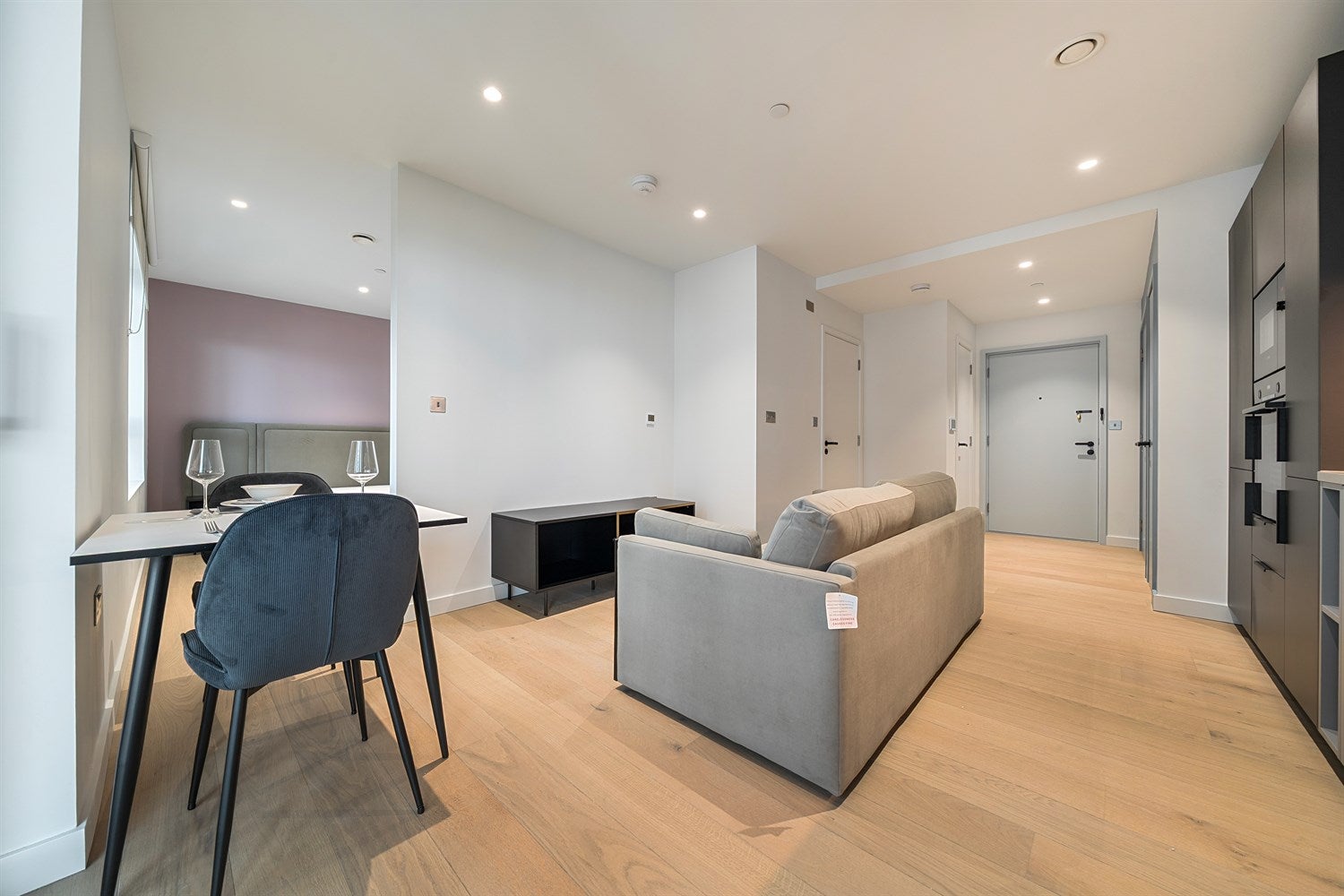 Flat Chandlers Avenue in Greater London