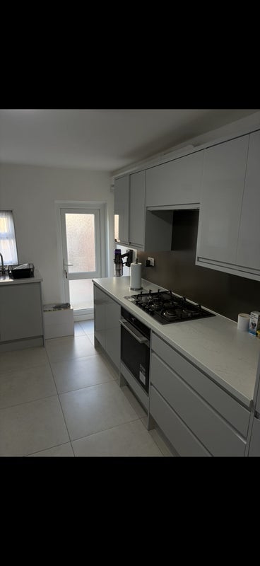 Room Warwick Road in Greater London