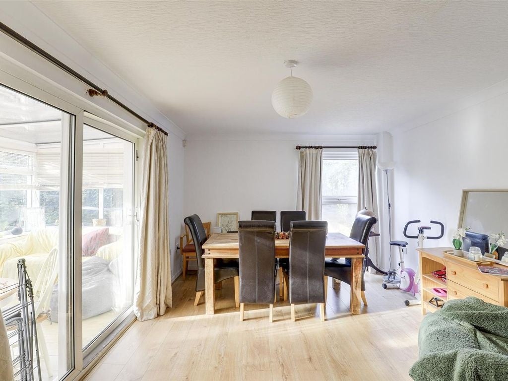 Room Sandfield Road in Nottingham