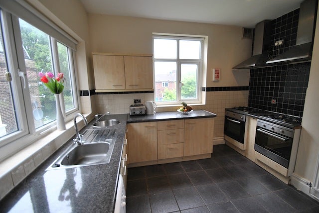 Flat Birchfields Road in Manchester
