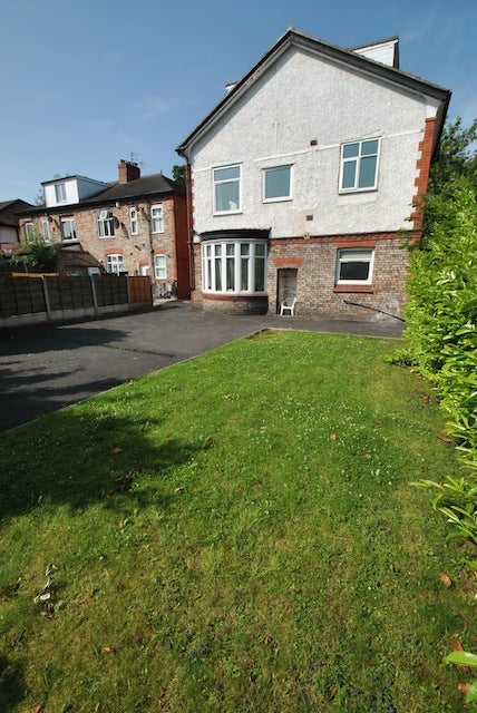 Flat Birchfields Road in Manchester