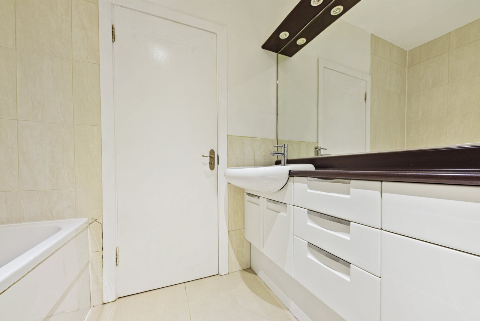 Flat Elizabeth Square in Greater London