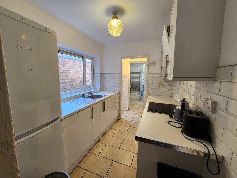 Room Dawlish Road in Birmingham