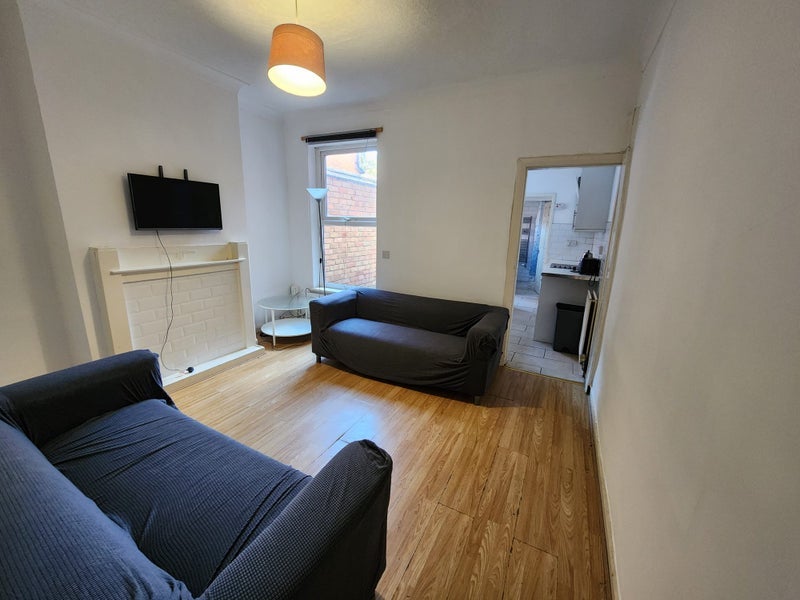 Room Dawlish Road in Birmingham
