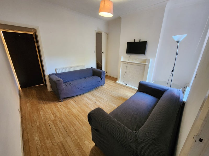 Room Dawlish Road in Birmingham
