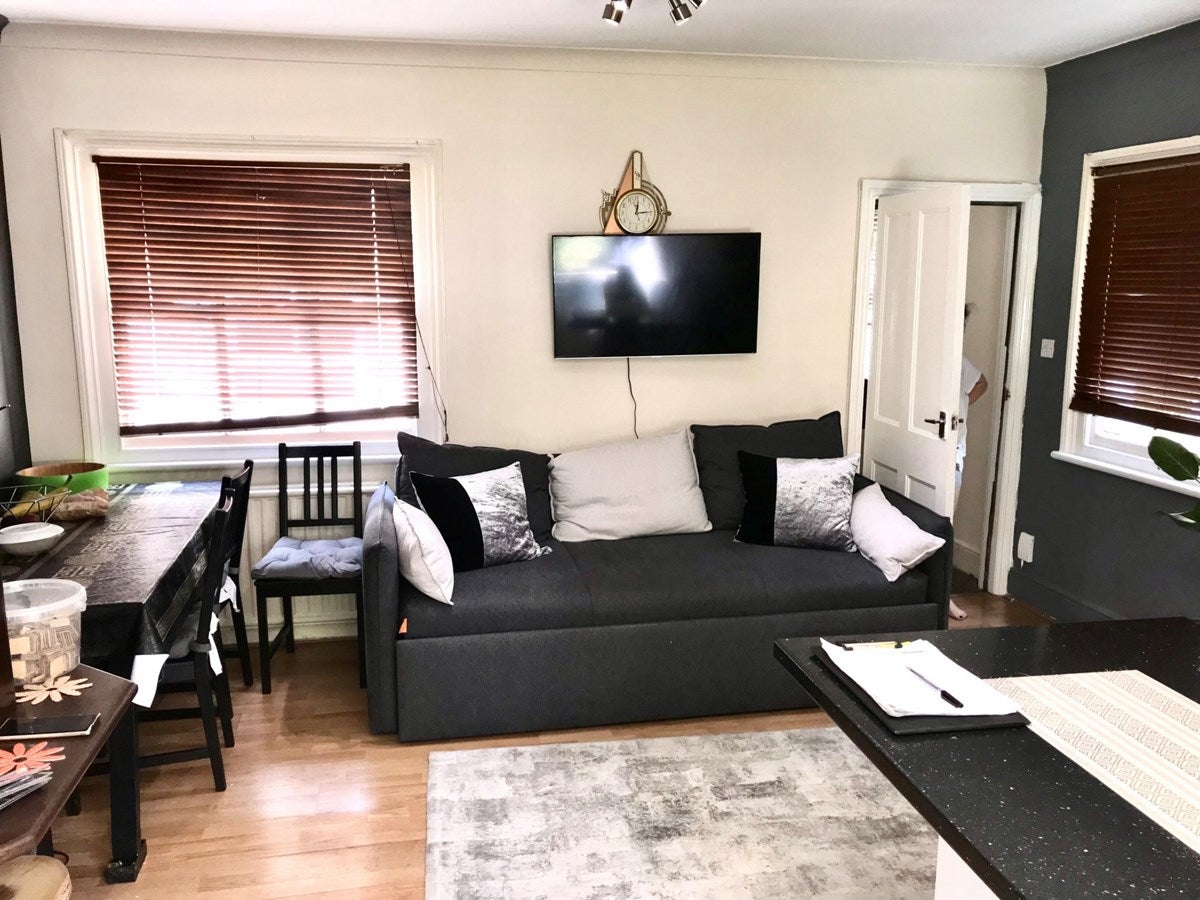 Flat Kenton Road in Greater London