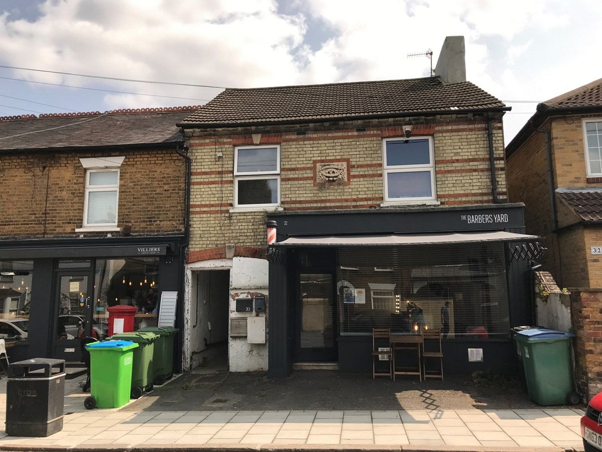 Flat Kenton Road in Greater London