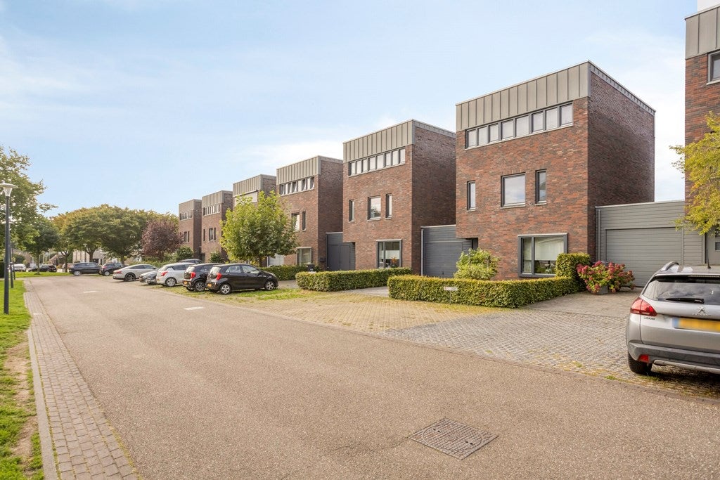 Tussenwoning te koop: Pater Hubertuscour 5, Geleen