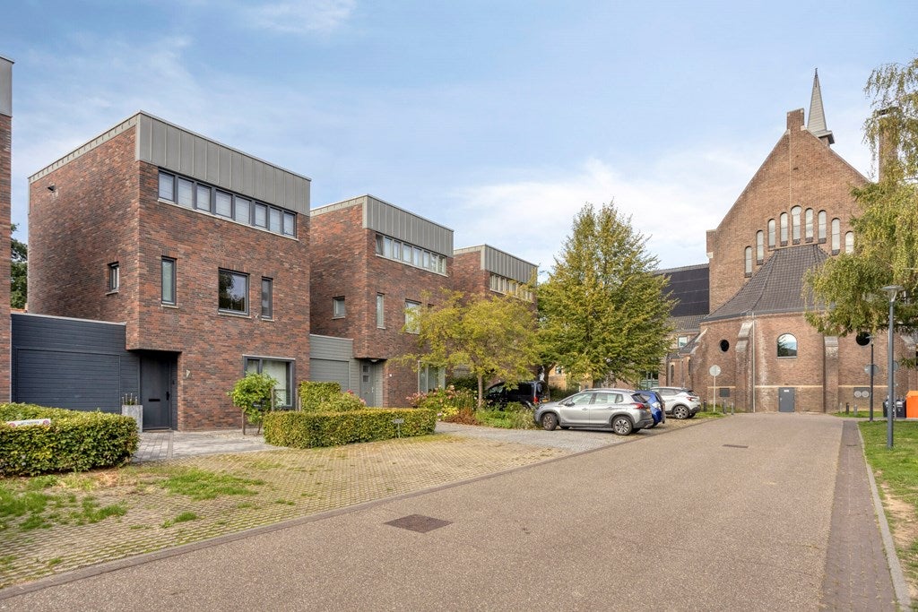 Tussenwoning te koop: Pater Hubertuscour 5, Geleen