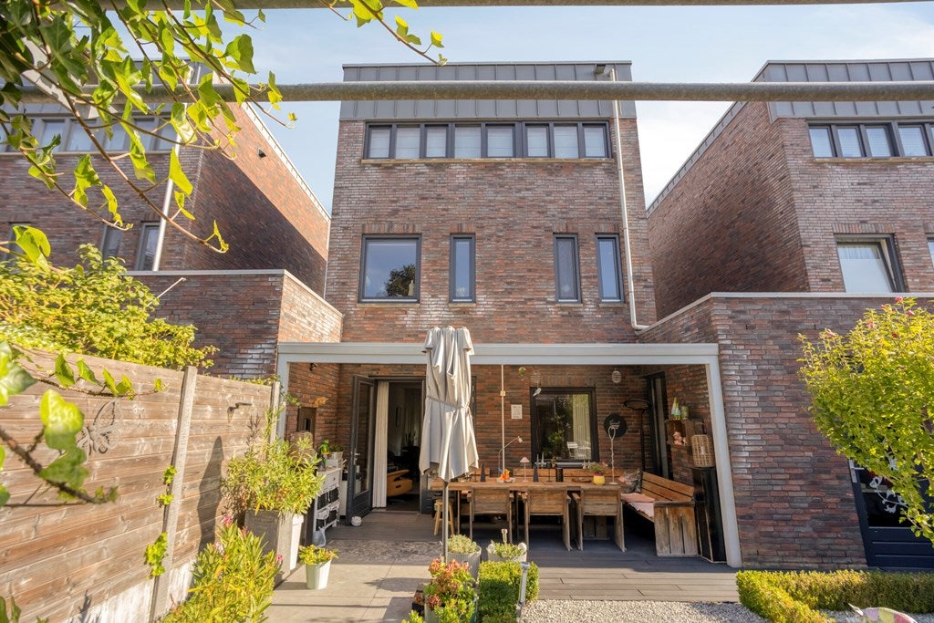 Tussenwoning te koop: Pater Hubertuscour 5, Geleen