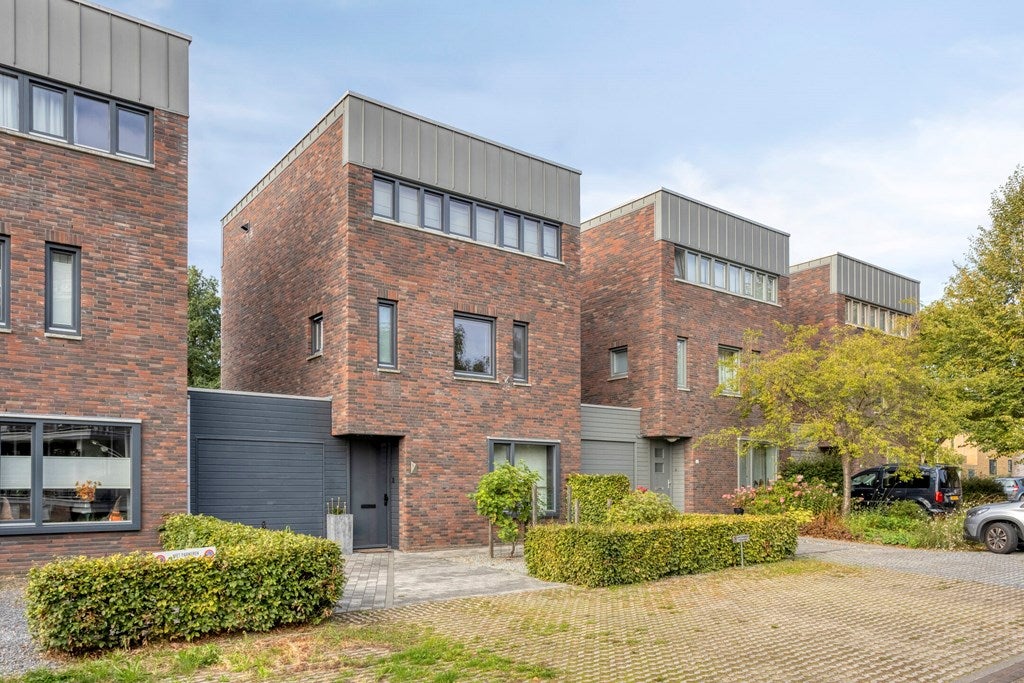 Tussenwoning te koop: Pater Hubertuscour 5, Geleen