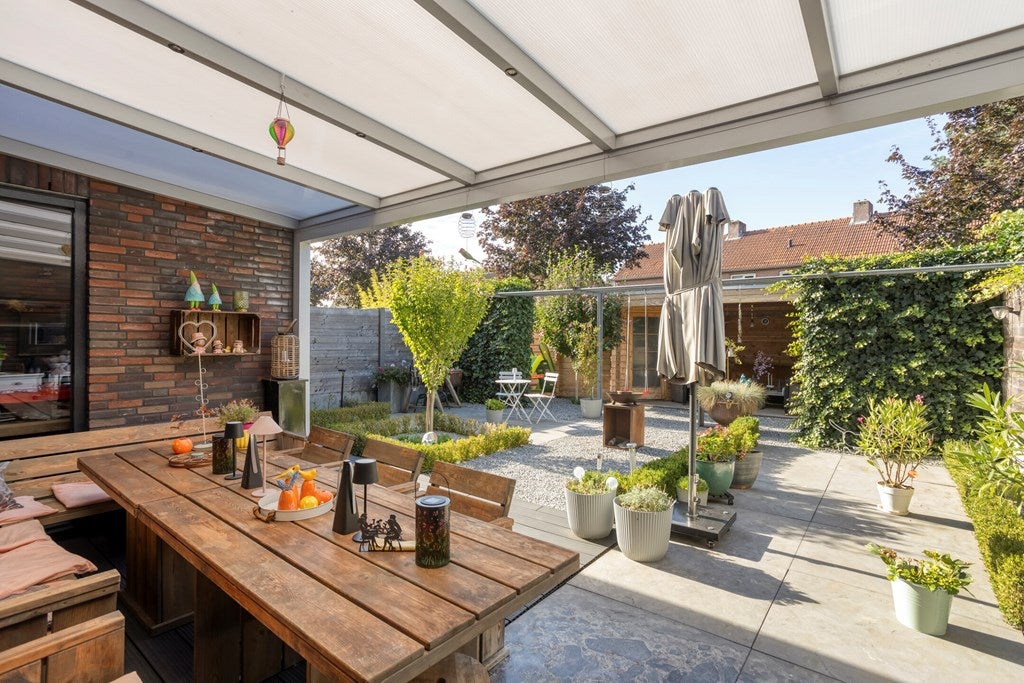Tussenwoning te koop: Pater Hubertuscour 5, Geleen
