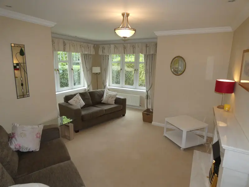 Flat Hazelden Gardens in Giffnock