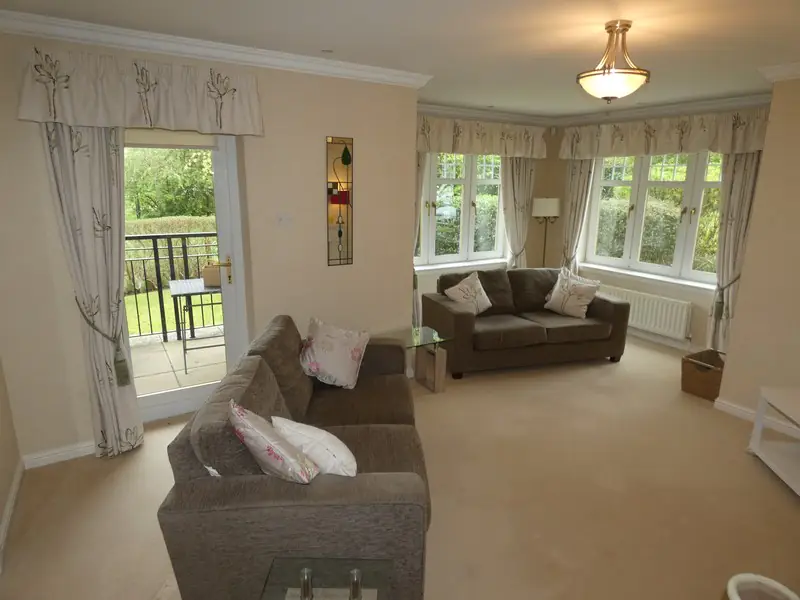 Flat Hazelden Gardens in Giffnock
