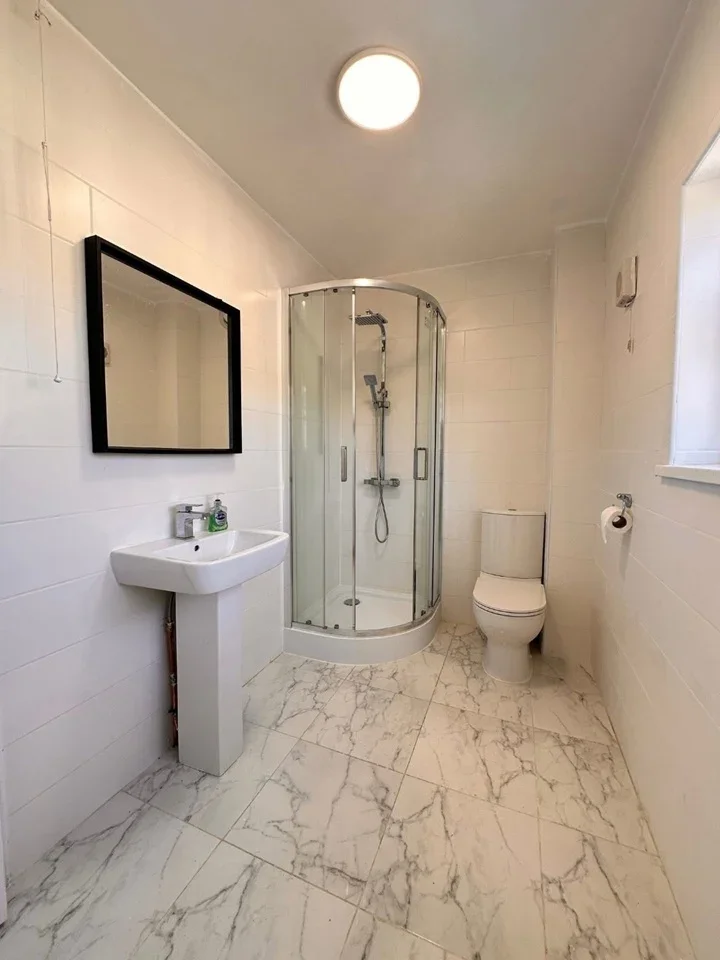 Room Waddington Street in Greater London