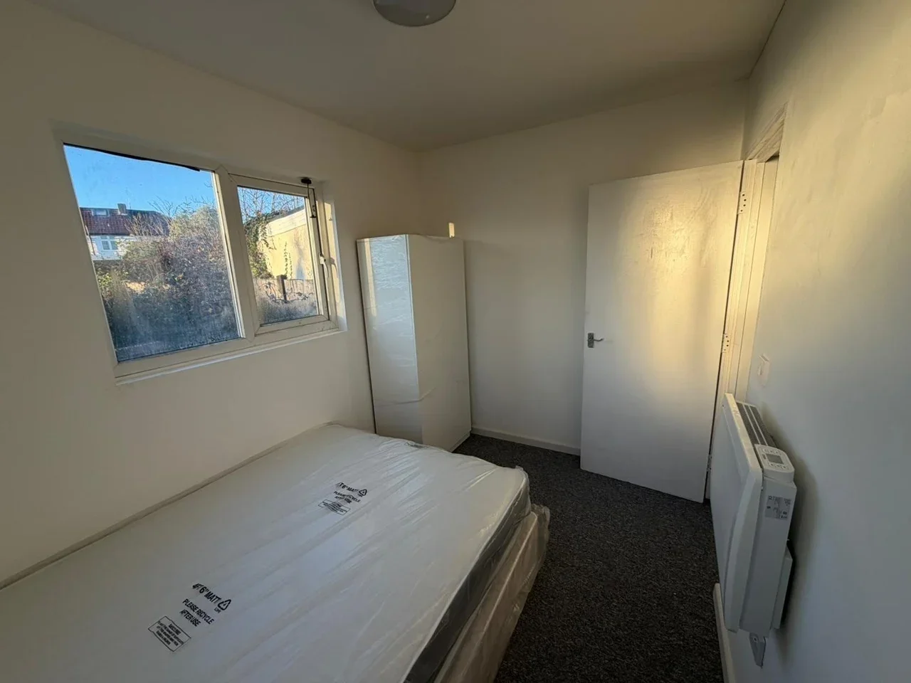 Flat Westleigh Gardens in Greater London