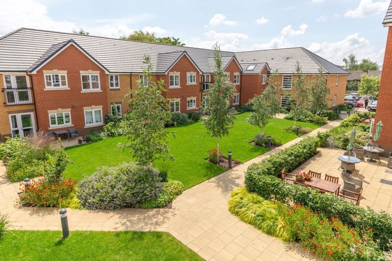 Flat Highfield Road in Elmbridge