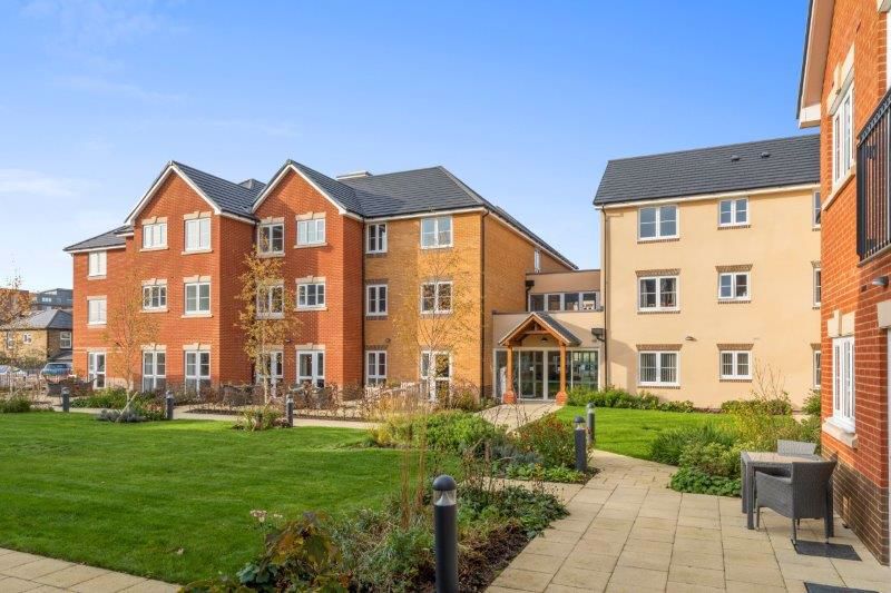 Flat Highfield Road in Elmbridge
