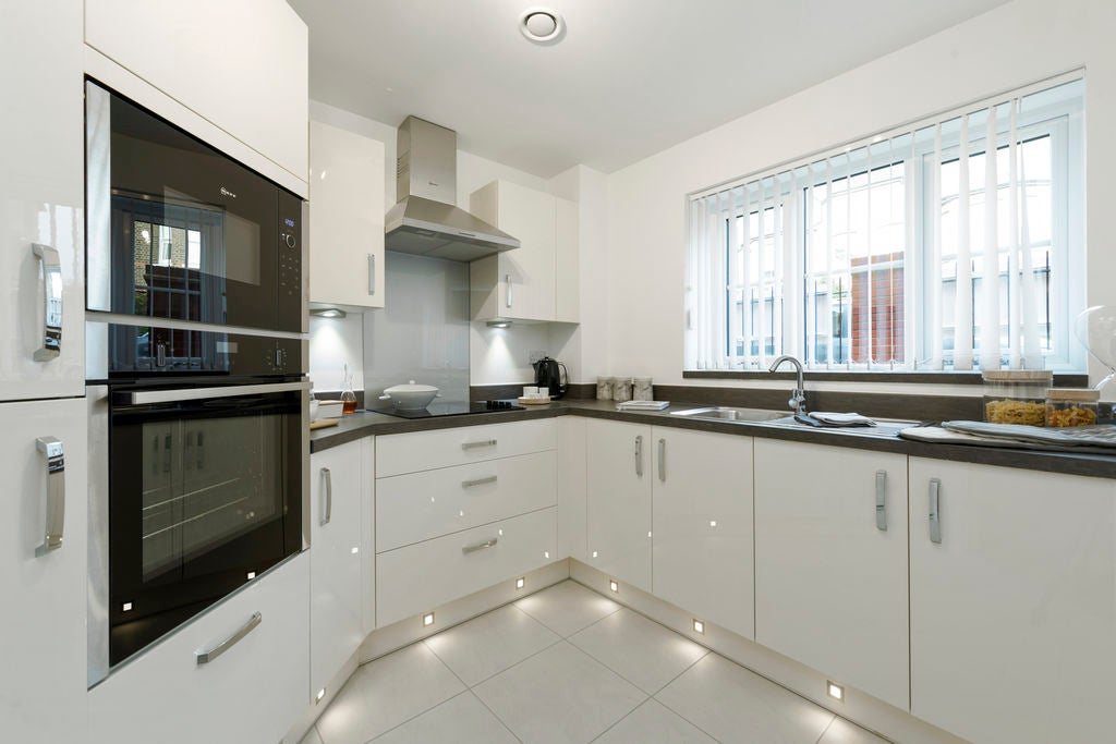 Flat Highfield Road in Elmbridge