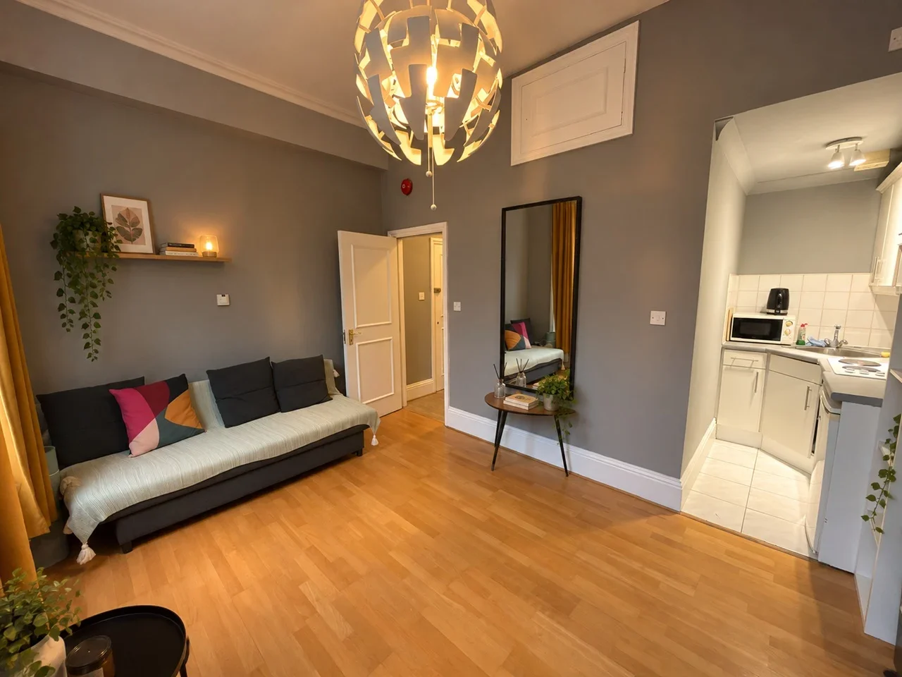 Flat Holland Park Gardens in Greater London