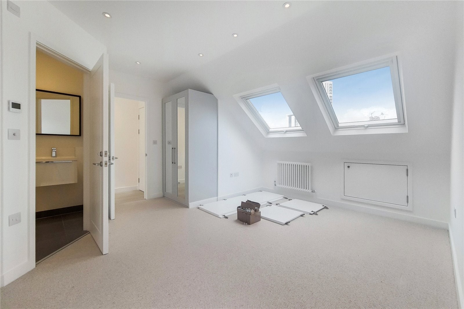 Flat Denton Street in Greater London