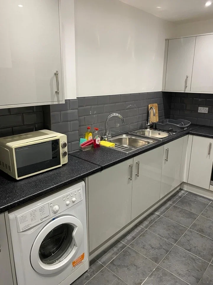Room Boreham Road in Greater London