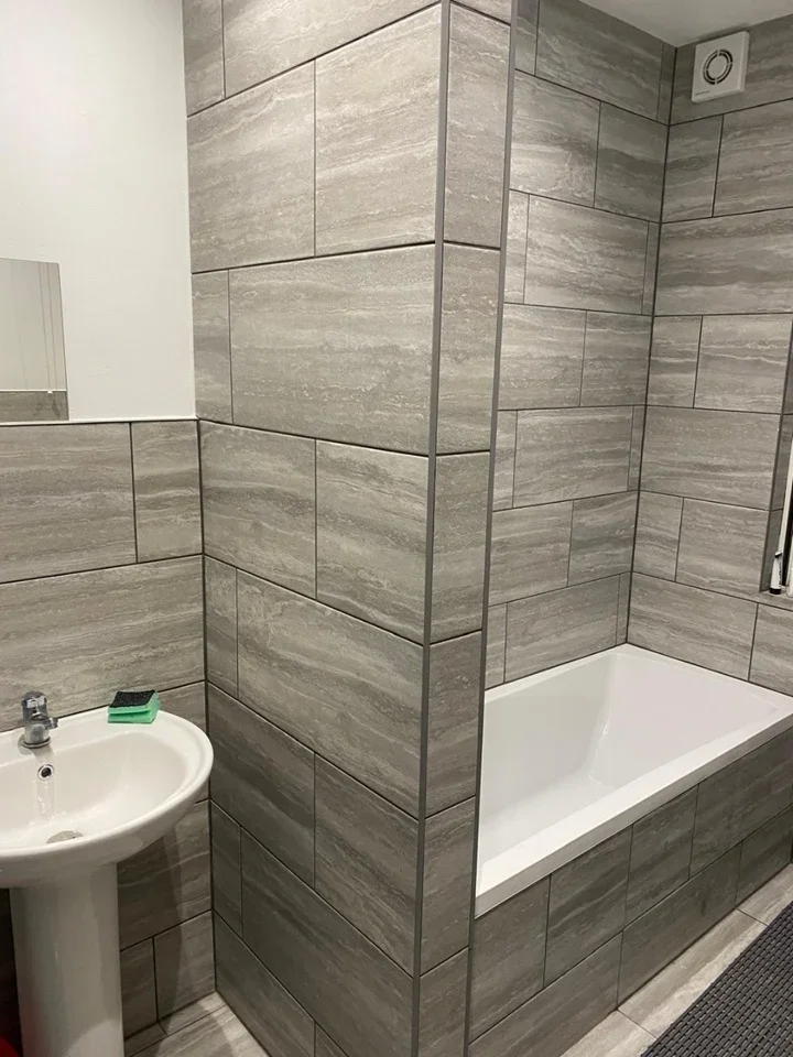 Room Boreham Road in Greater London