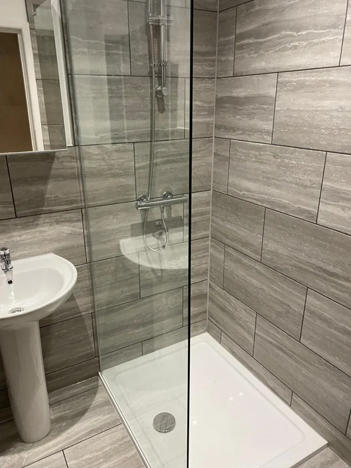Room Boreham Road in Greater London