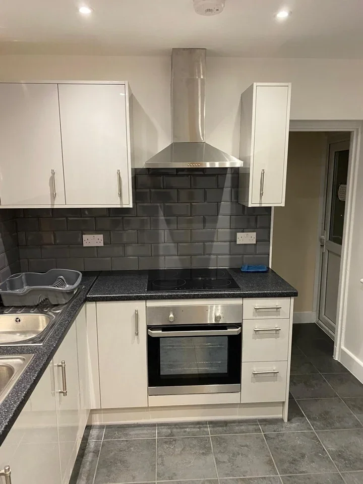 Room Boreham Road in Greater London
