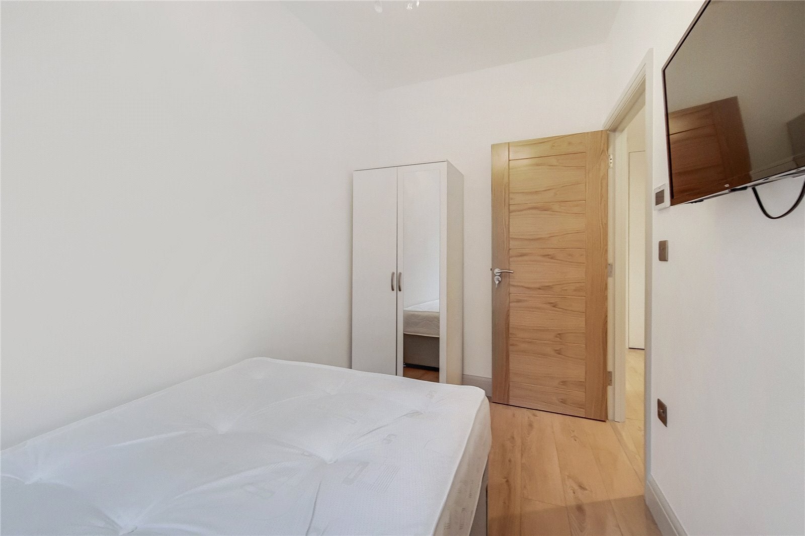 Flat Burston Road in Greater London