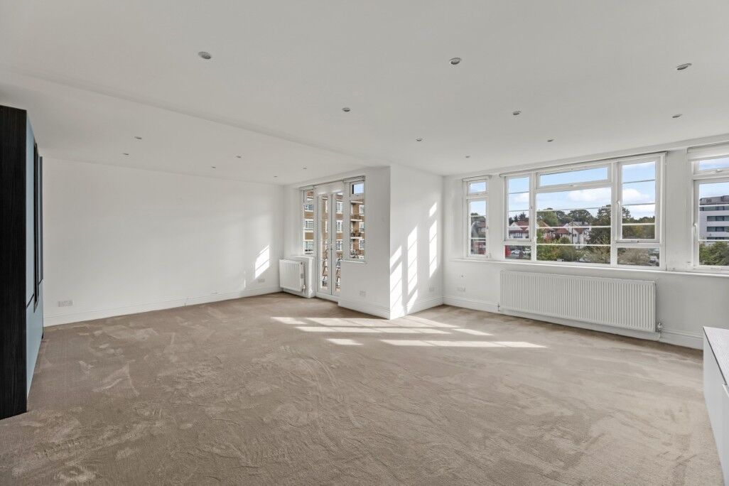 Flat Charter Way in Greater London