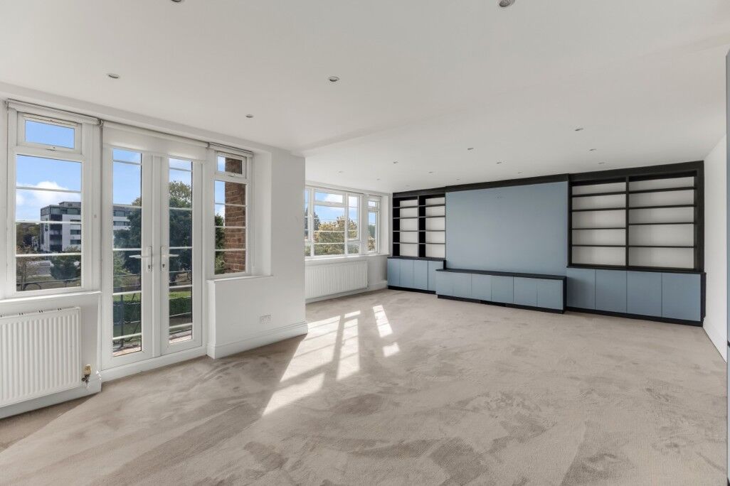 Flat Charter Way in Greater London