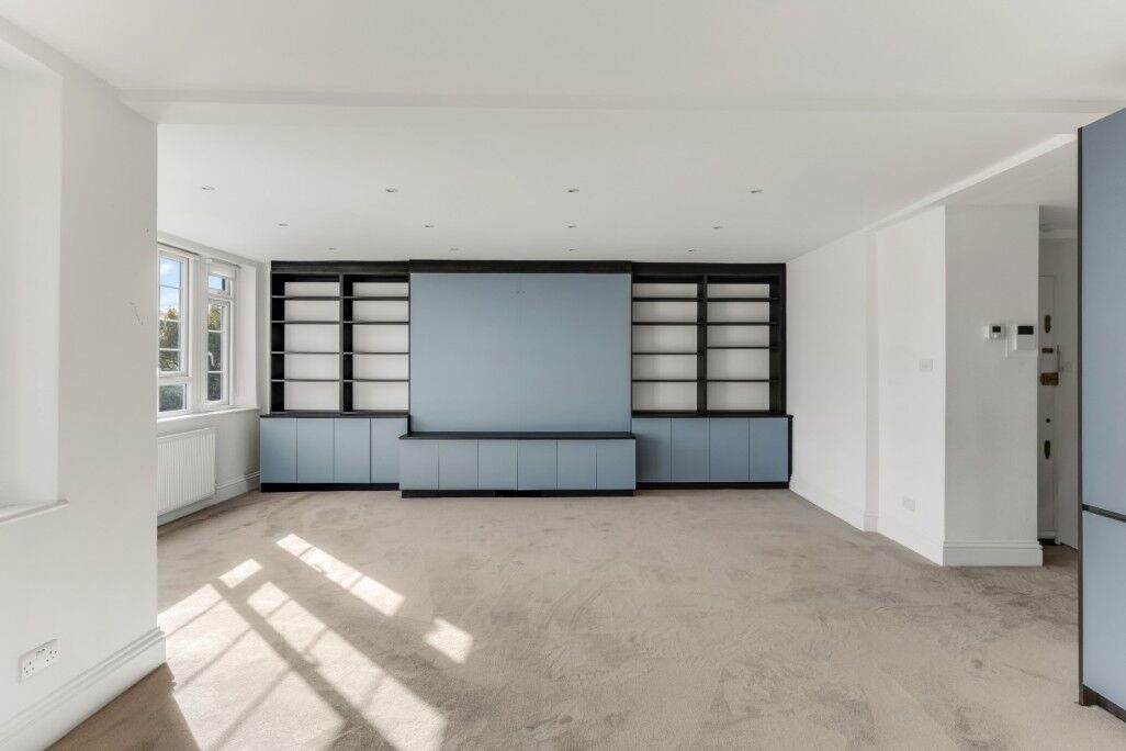 Flat Charter Way in Greater London