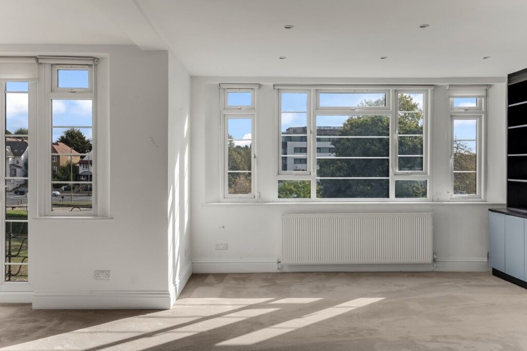 Flat Charter Way in Greater London