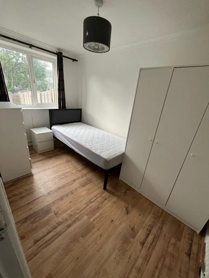 Room Devon Road in Luton