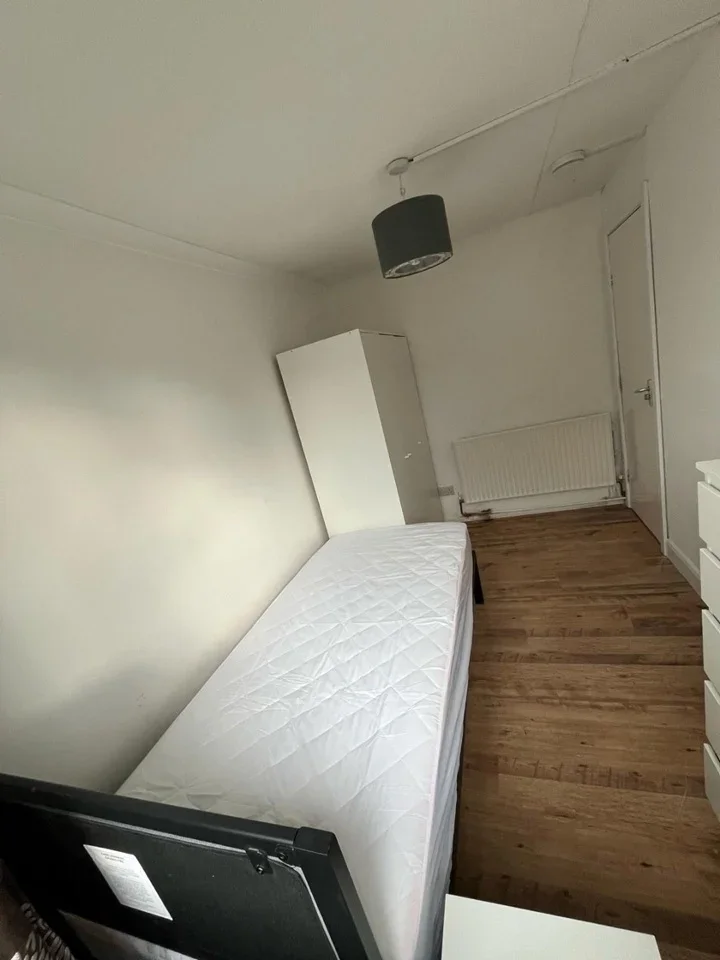 Room Devon Road in Luton