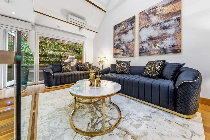 Flat Ovington Mews in Greater London