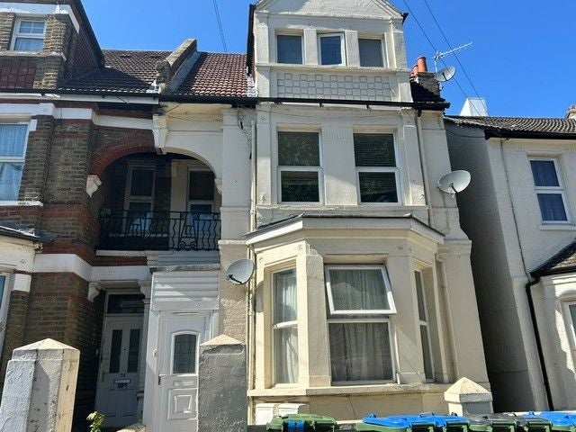 Flat Griffin Road in Greater London