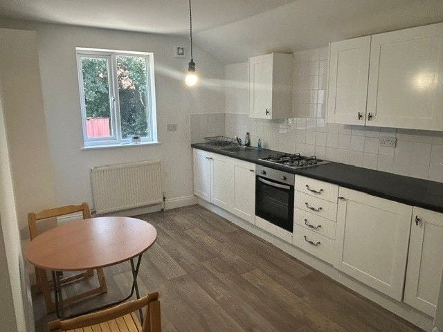 Flat Griffin Road in Greater London