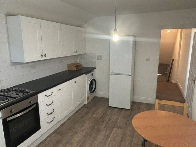 Flat Griffin Road in Greater London