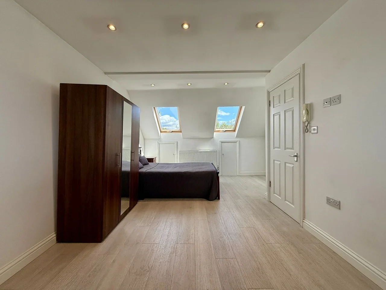 Flat Watford Way in Greater London