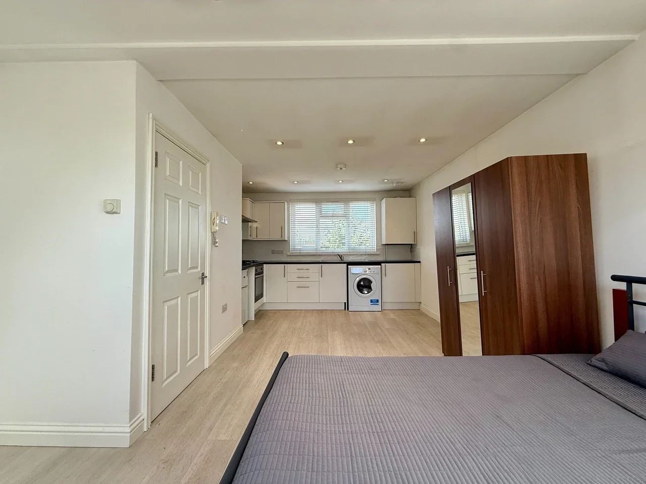 Flat Watford Way in Greater London