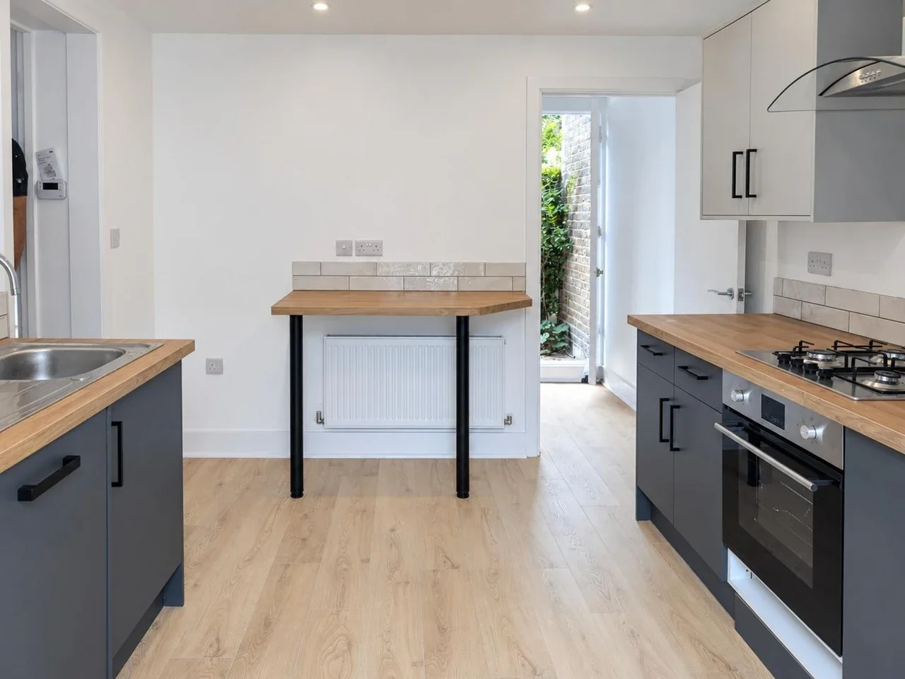 Flat Hampton Road in Greater London