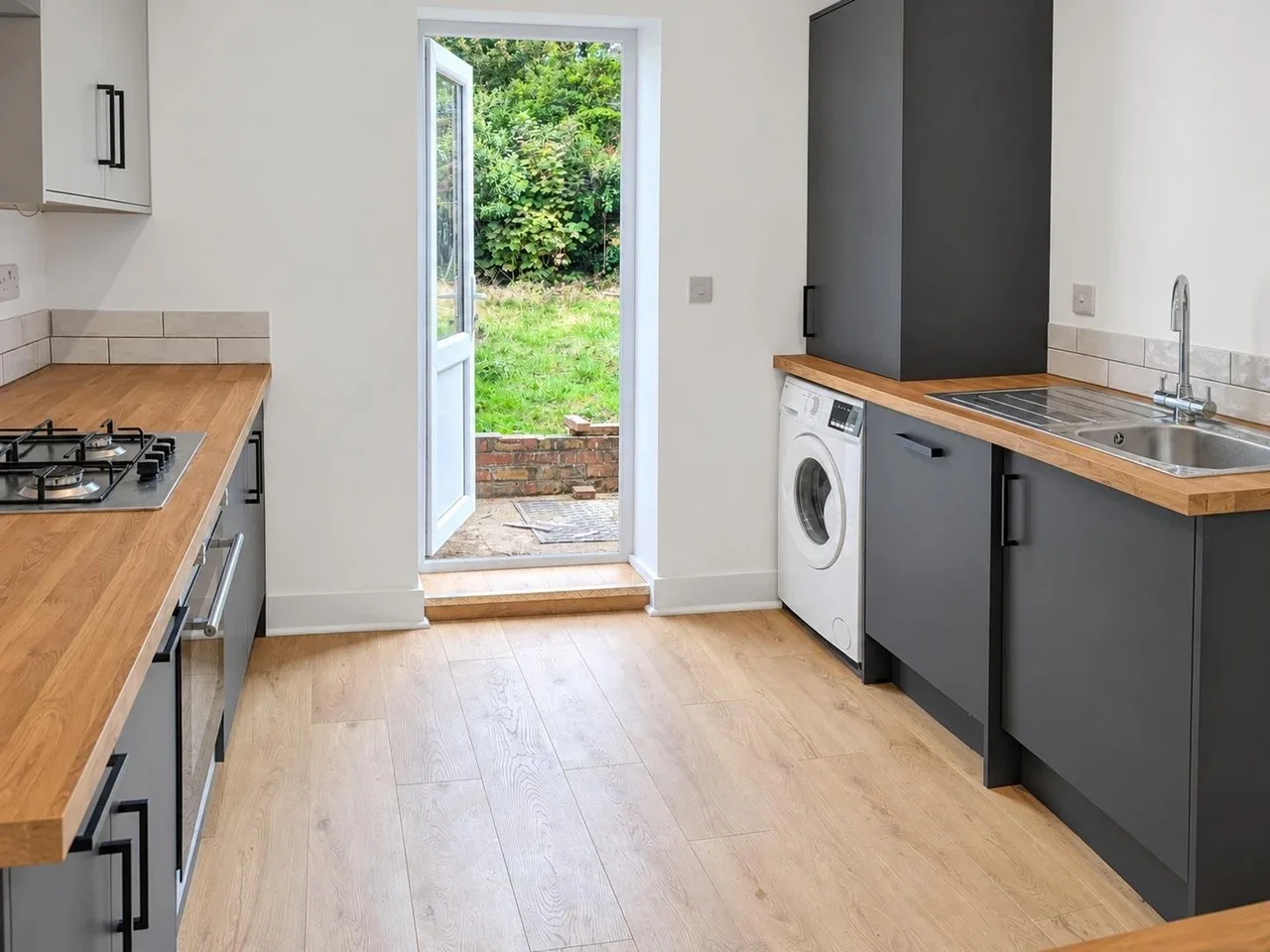 Flat Hampton Road in Greater London