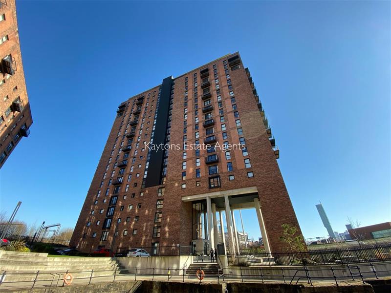 Flat Trinity Way in Salford