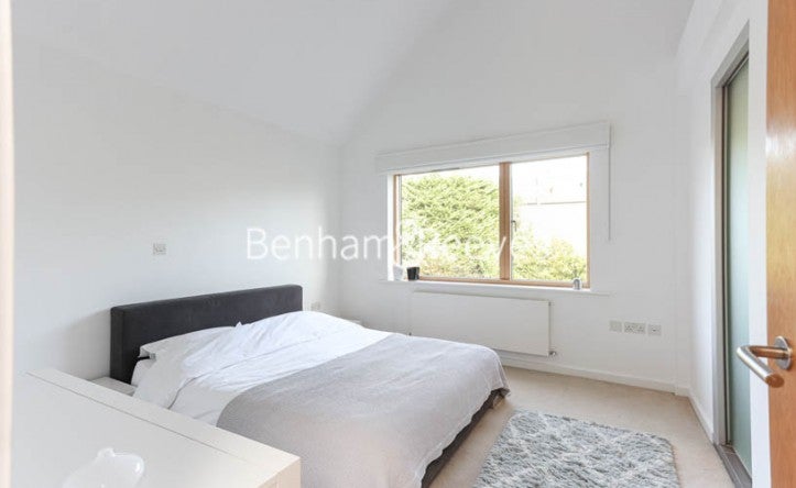 Flat Sloane Mews in Greater London